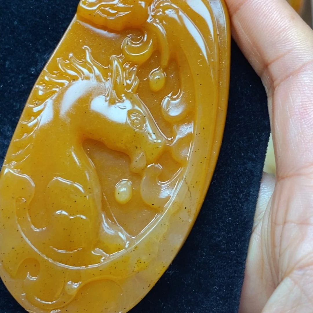 未镶嵌石英质玉（黄龙玉）颈饰