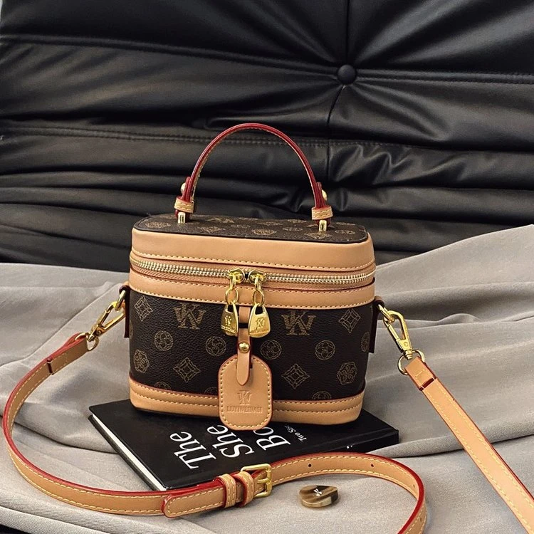 网红爆款气质盒子包水桶包2025新款今年流行户外出游斜挎小包包女