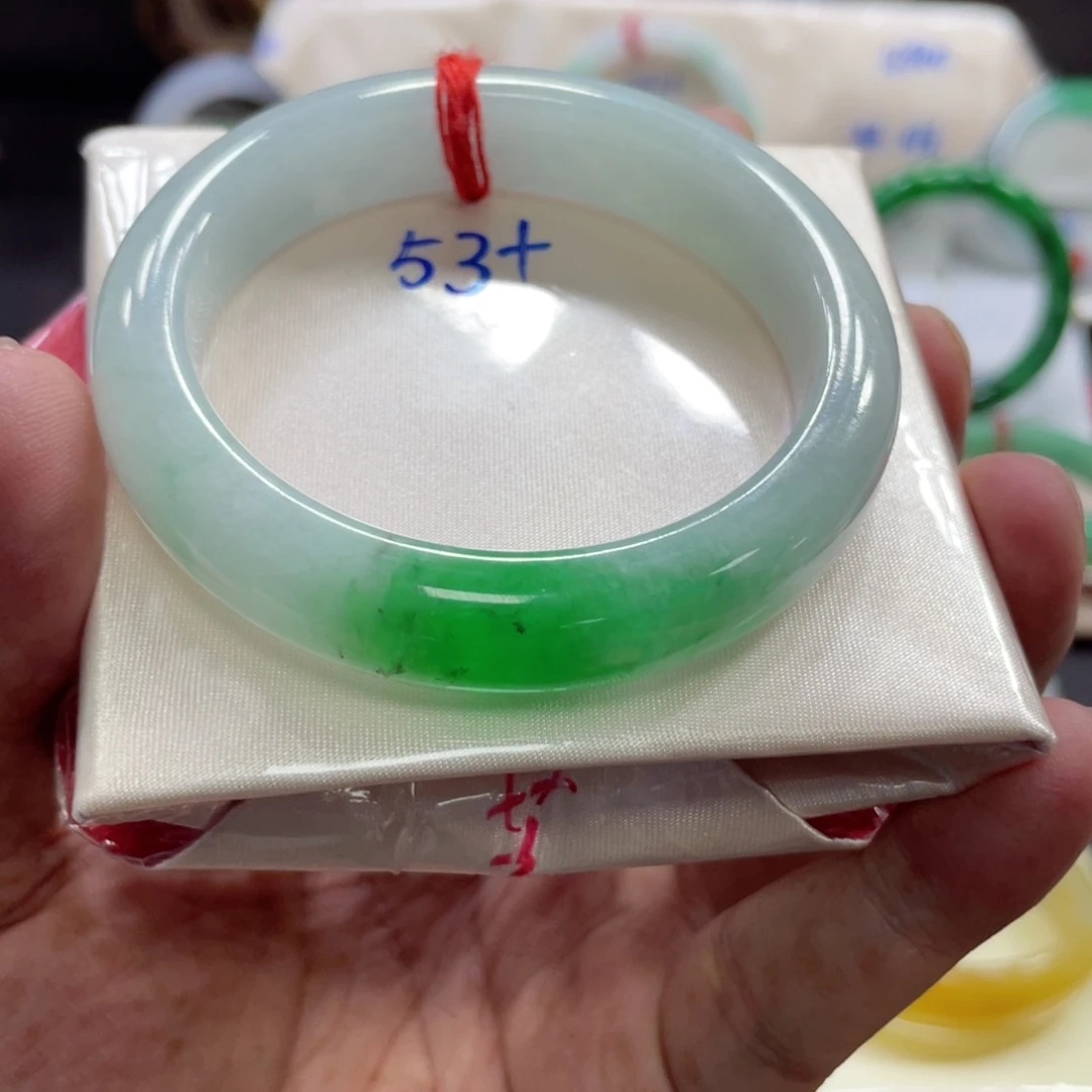 翡翠手镯未镶嵌翡翠