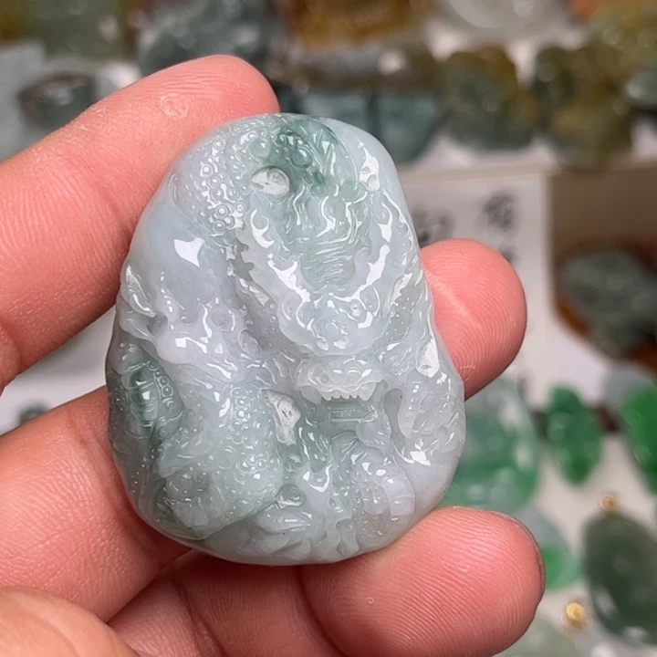 翡翠未镶嵌颈饰龙