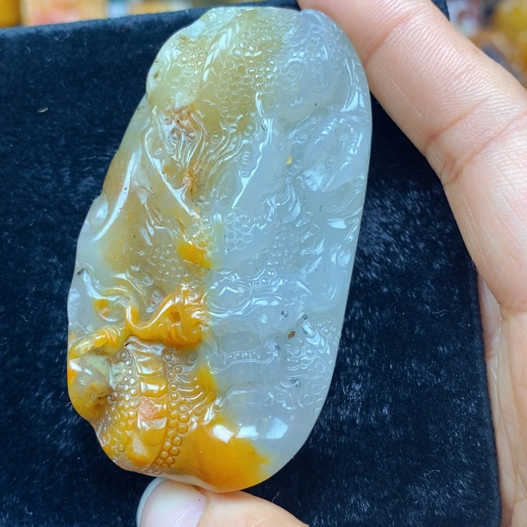 未镶嵌石英质玉（黄龙玉）颈饰