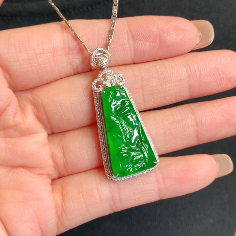 【闪购商品】颈饰18K金镶嵌翡翠山水牌