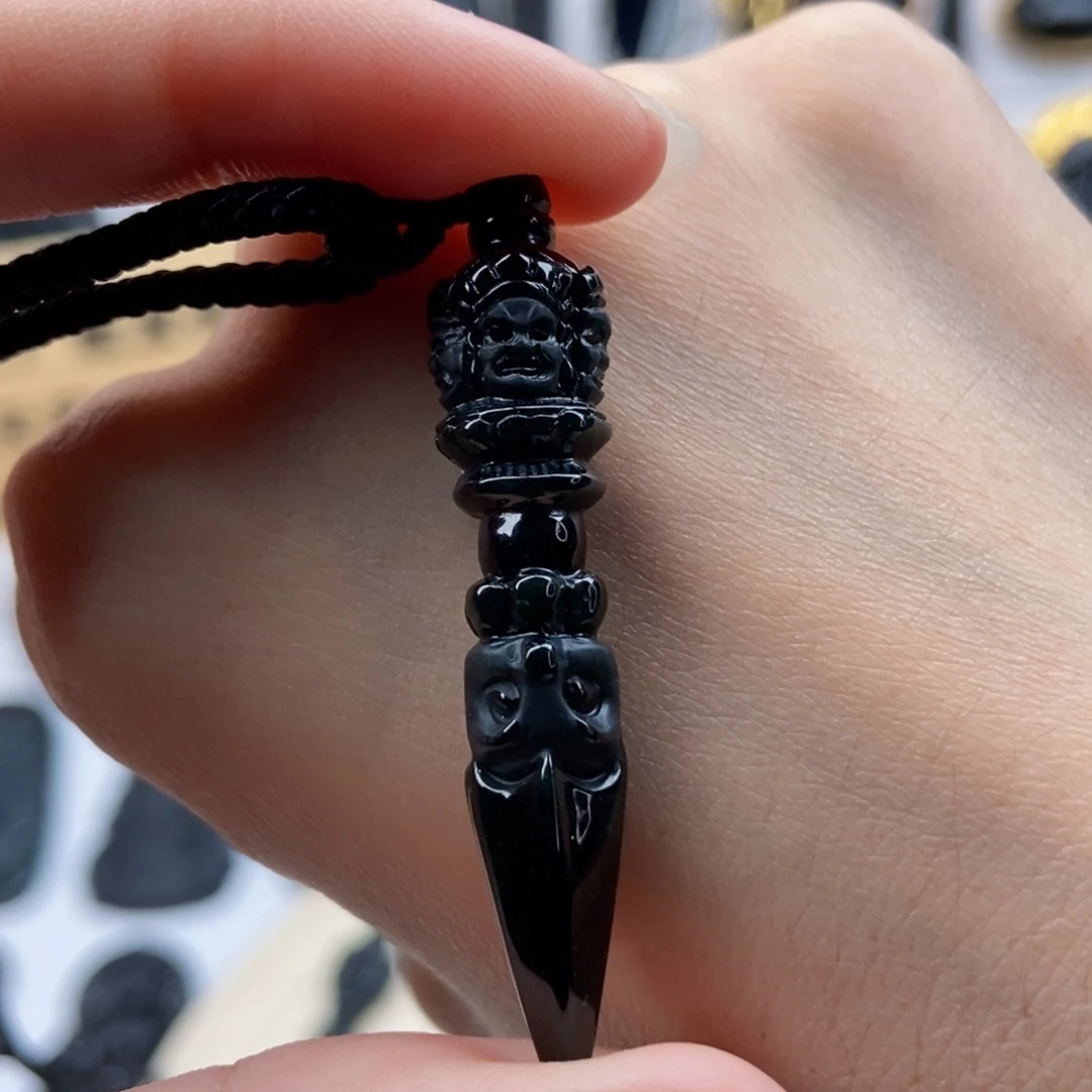 翡翠未镶嵌颈饰金钢杵