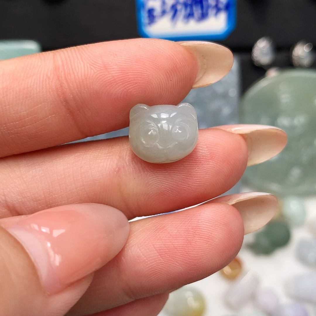 翡翠未镶嵌颈饰小猫咪
