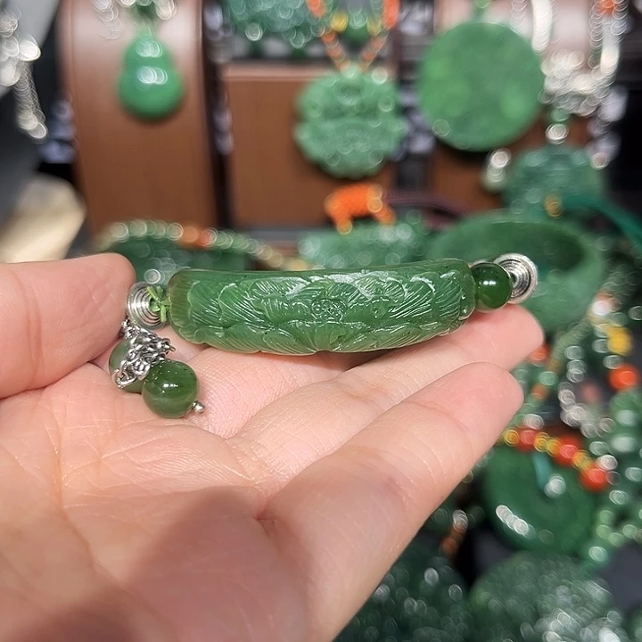 颈饰未镶嵌和田玉（糖玉）