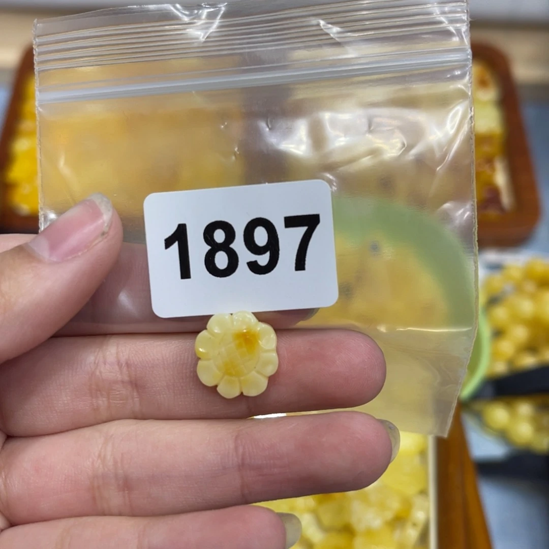 琥珀珠宝奇石未镶嵌Y****?