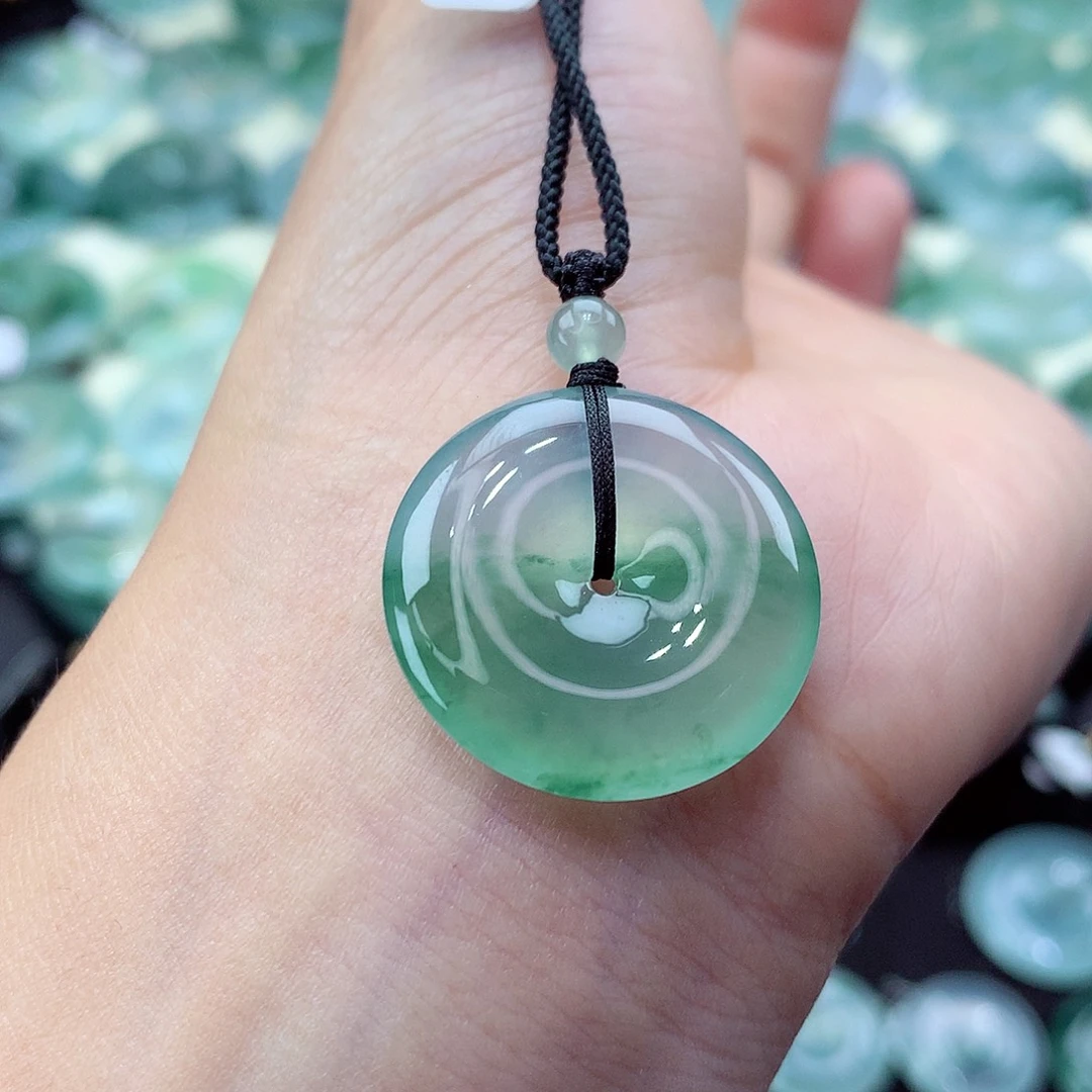 翡翠未镶嵌颈饰编号41。尺寸23.9-5