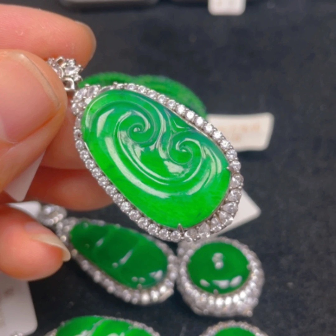 【闪购商品】颈饰银S925镶嵌翡翠吊坠