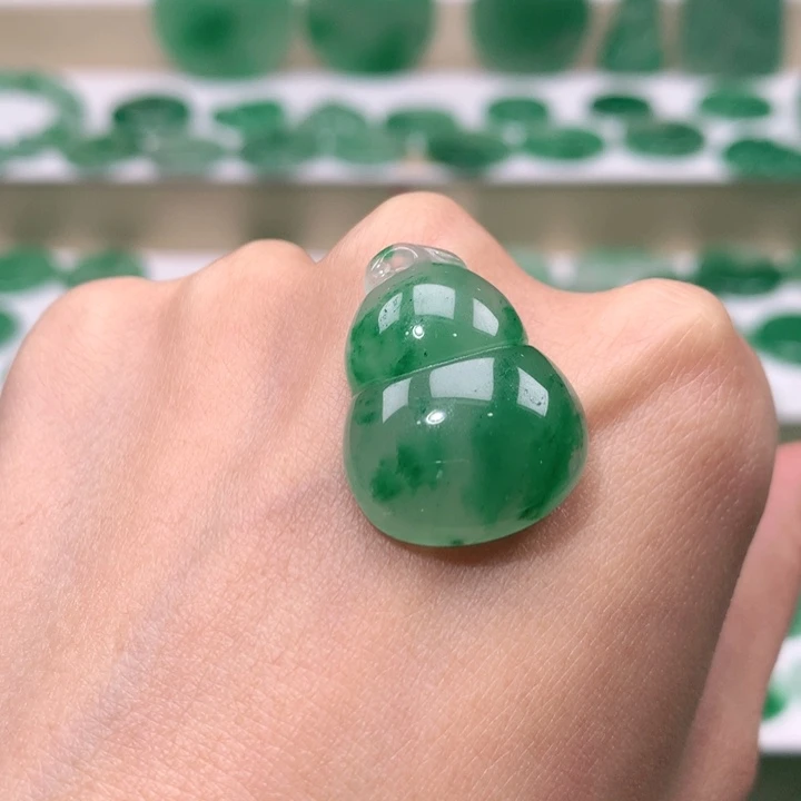 颈饰未镶嵌石英质玉