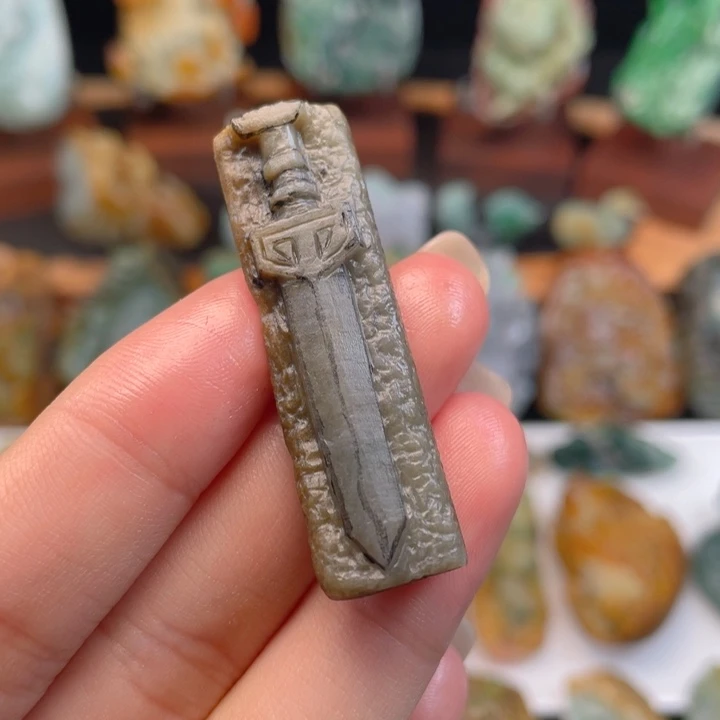 定制翡翠未镶嵌宝剑锋从磨砺出 梅花香自苦寒来