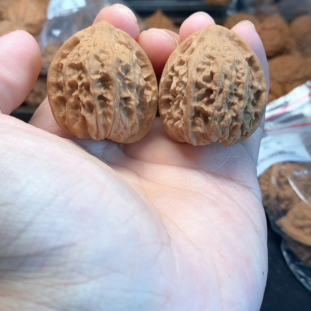 1文玩核桃独角樽35-200