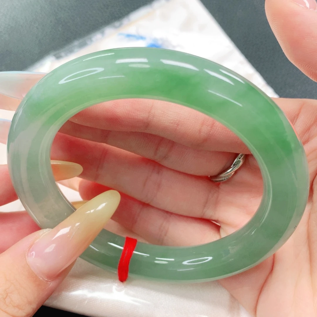 翡翠手镯未镶嵌56。