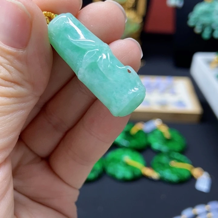 翡翠未镶嵌颈饰吊坠