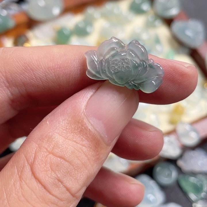 翡翠未镶嵌颈饰莲花
