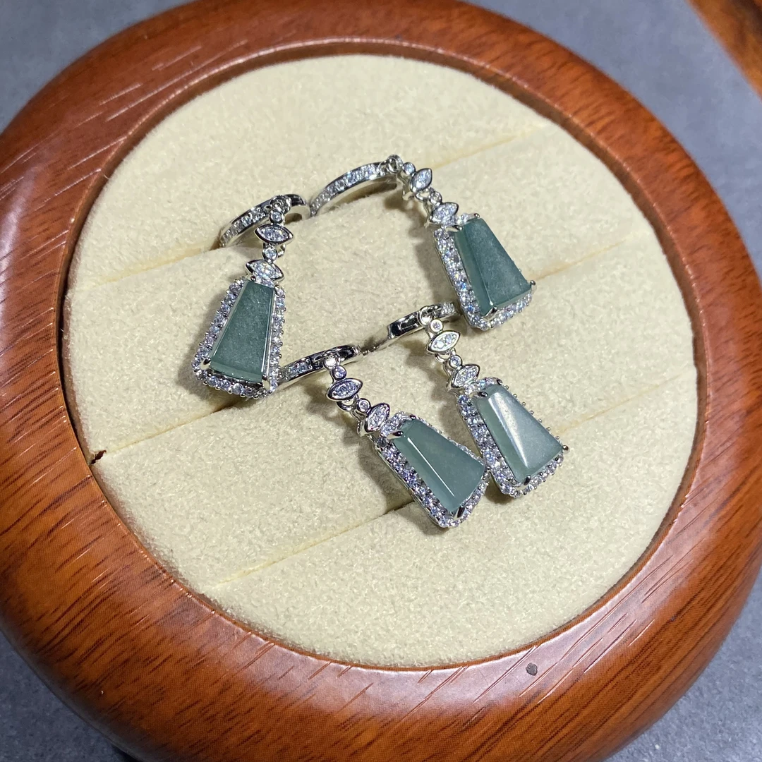 翡翠无事牌耳扣 天然翡翠多样性发其一【FC0086】