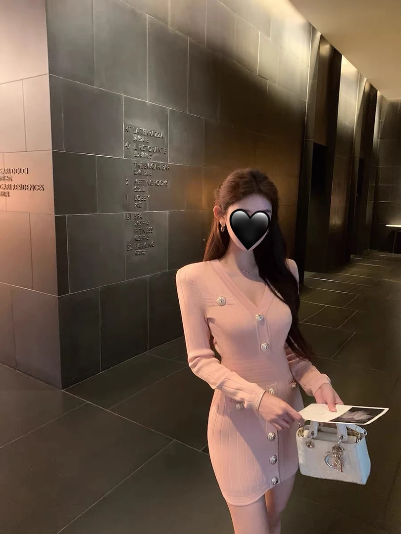 财阀千金裙 金属扣重工连衣裙女气质修身显瘦V领长袖针织包臀短裙