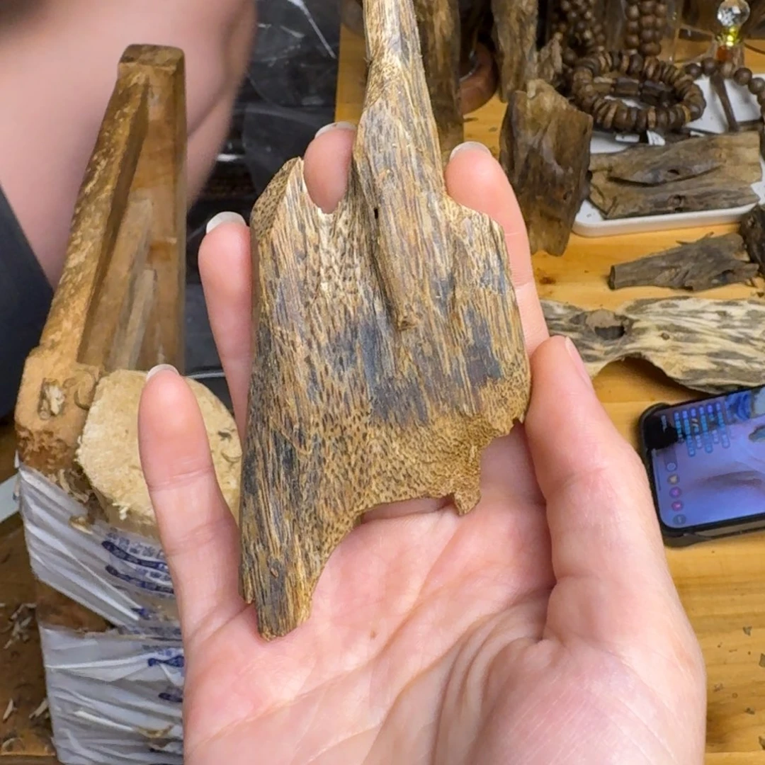 沉香沉香碎屑蓝宝石品种块料13克