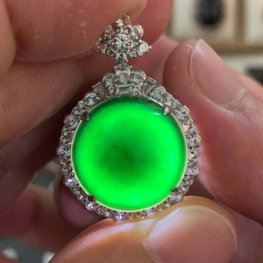 翡翠18K金镶嵌颈饰墨翠蛋面