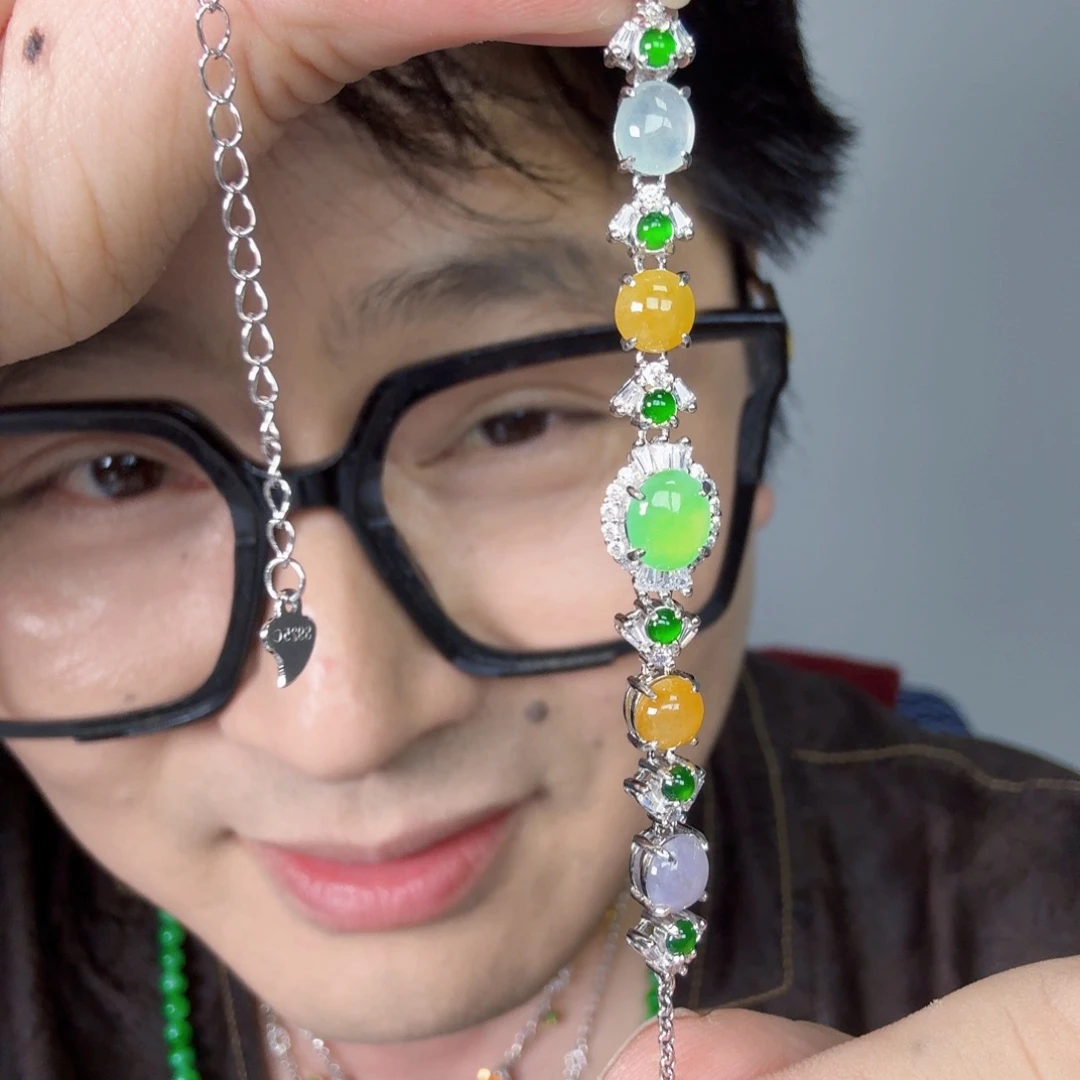 翡翠未镶嵌颈饰一件