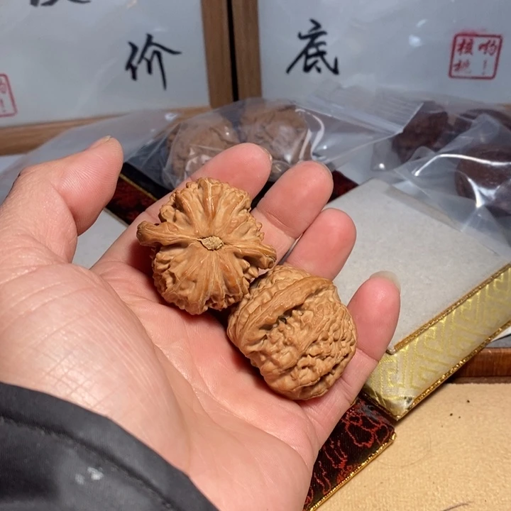 文玩核桃把件一****卷核桃