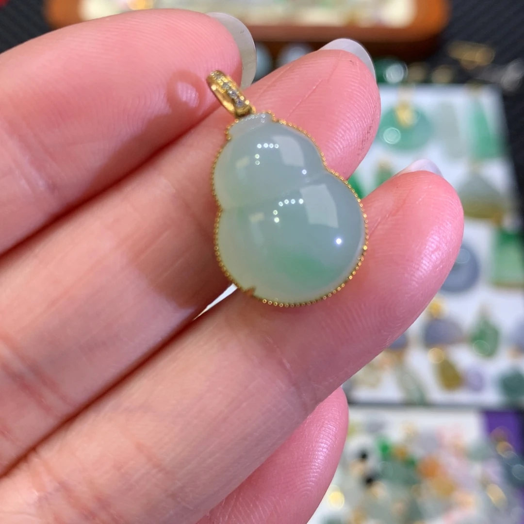 翡翠颈饰18K金镶嵌翡翠吊坠的未镶嵌