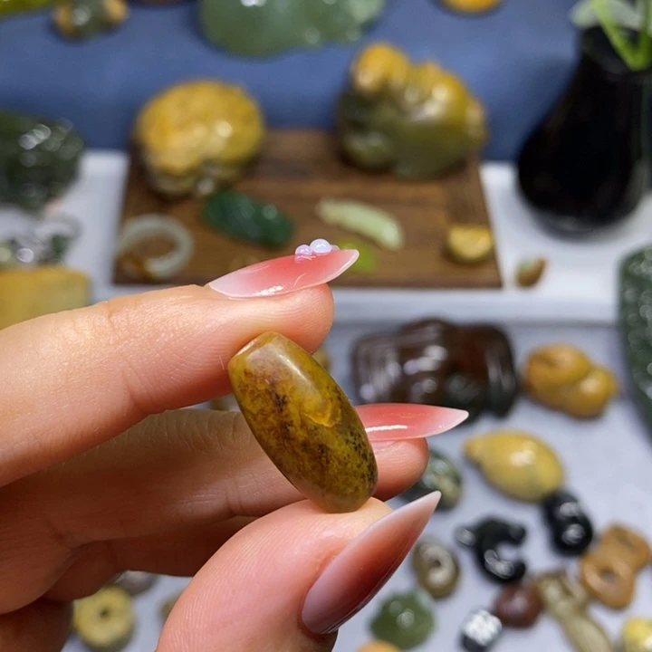 岫岩河磨玉（透闪石质玉）未镶嵌挂件微纹甩货不退换介意勿拍