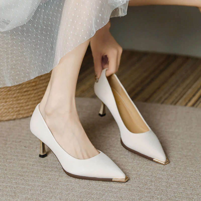 法式羊皮米白色尖头细跟浅口防踢高跟鞋女春季新款配裙子礼服单鞋