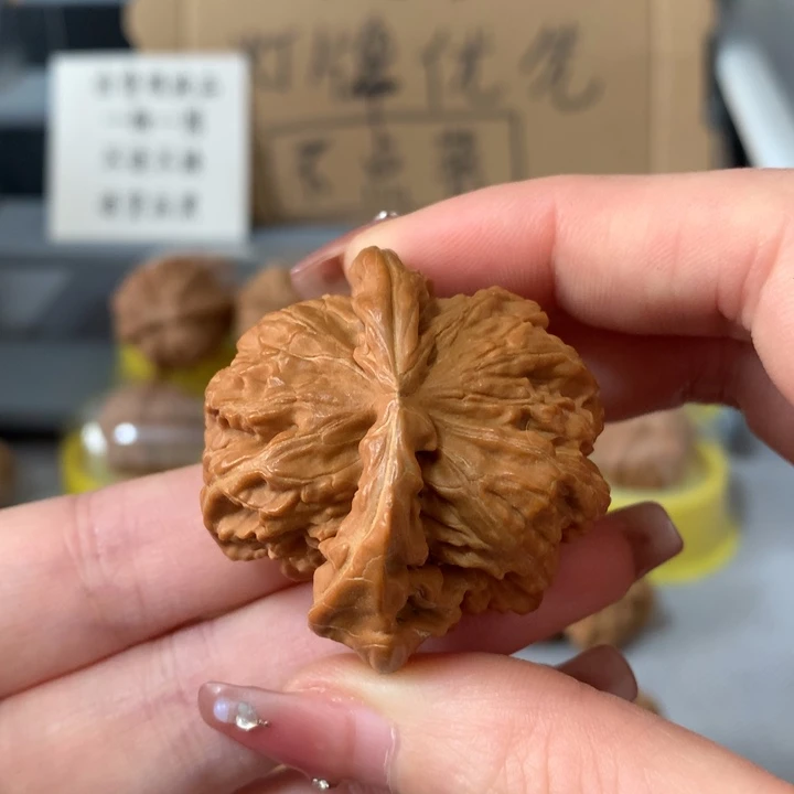 老***斋文玩核桃吊坠异形单只，有瑕疵