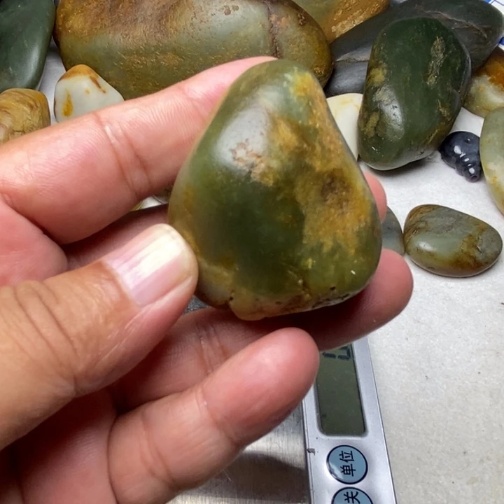 颈饰未镶嵌和田玉（糖玉）