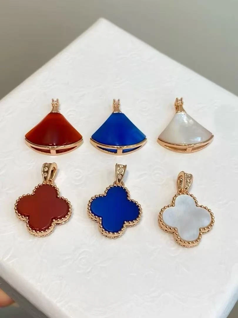 18K金镶嵌天然钻石四叶花花小裙子吊坠，多样性发其一