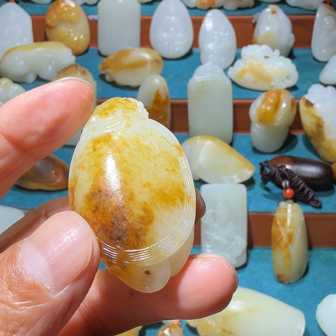 吉***意和田玉未镶嵌颈饰