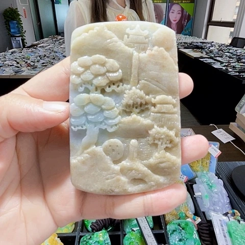 翡翠未镶嵌颈饰一个