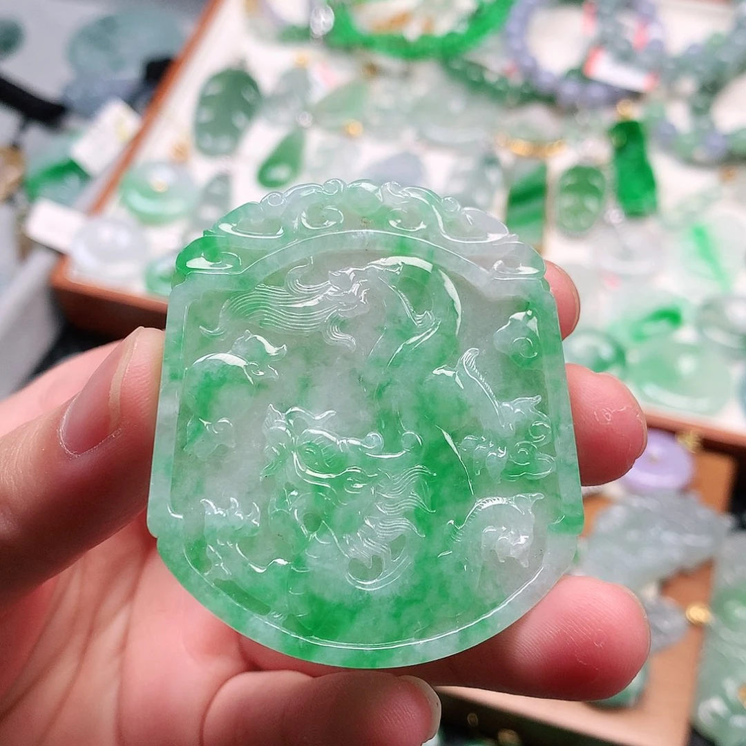 套链未镶嵌翡翠挂件