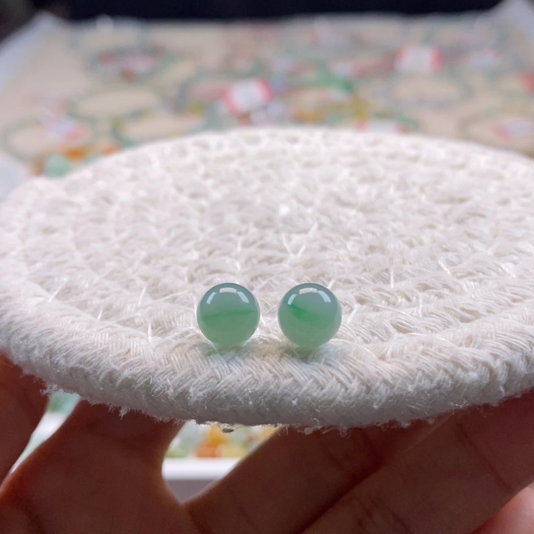 翡翠散珠天然翡翠一对7+，飘金丝绿