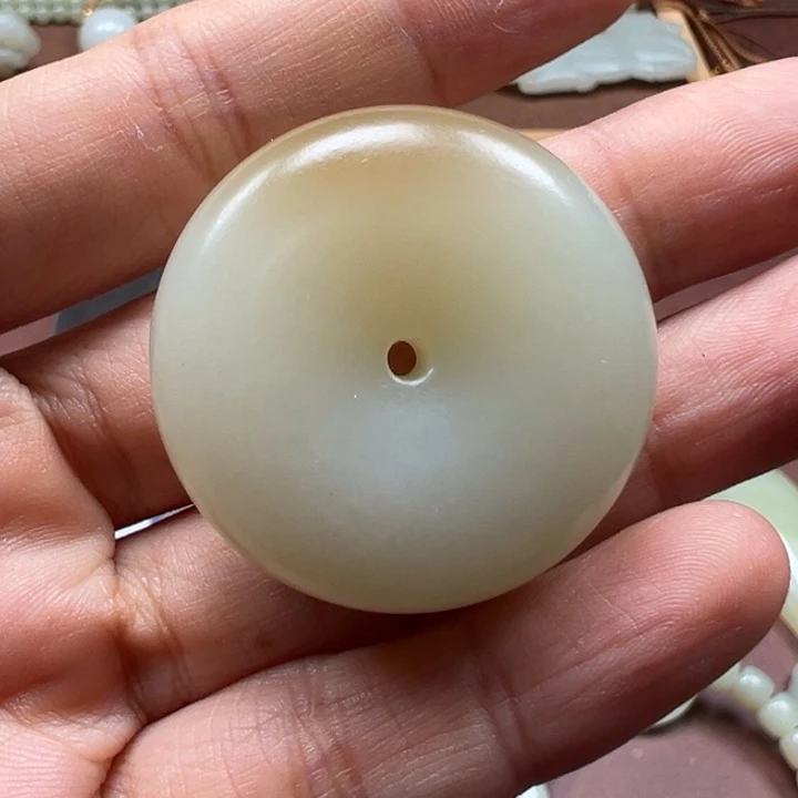 和田玉未镶嵌颈饰且末平安扣