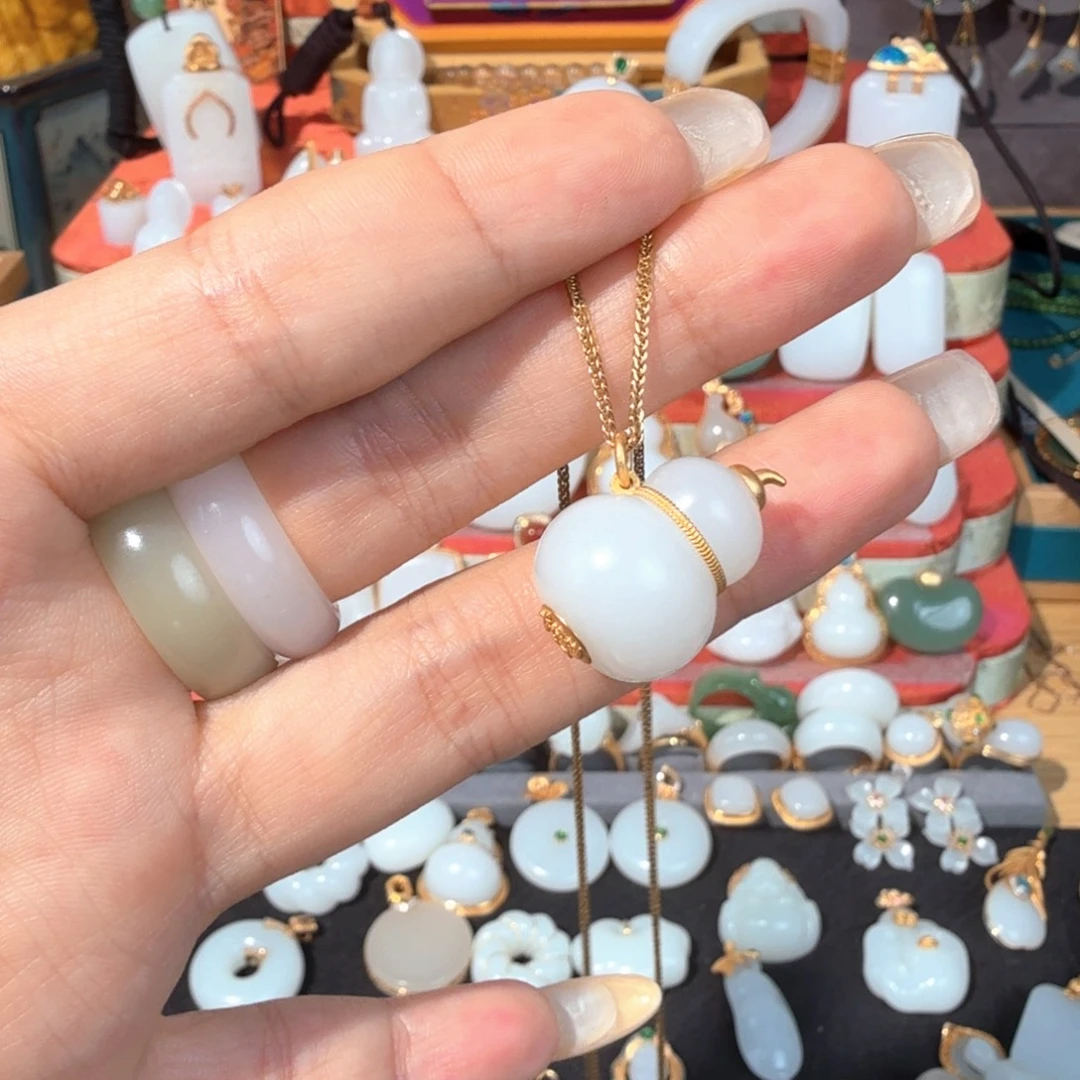 颈饰18K金镶嵌和田玉