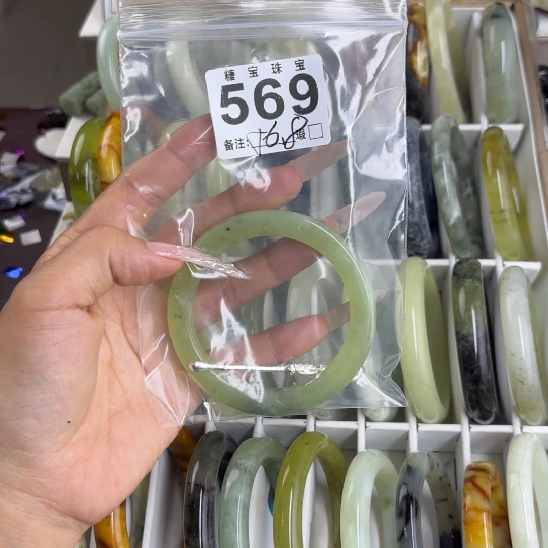 未镶嵌蛇纹石玉手镯一***蝶