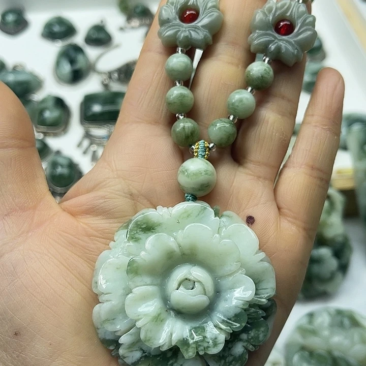 透闪石-蛇纹石玉未镶嵌颈饰