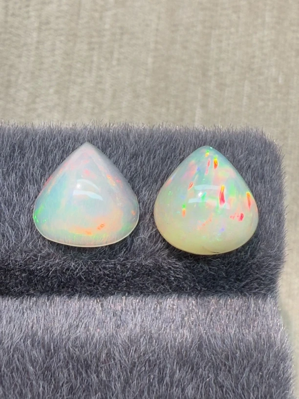 4.715ct天然彩欧泊裸石，颜色美艳，油画般色彩，尺寸10.4*9.7*5.8mm