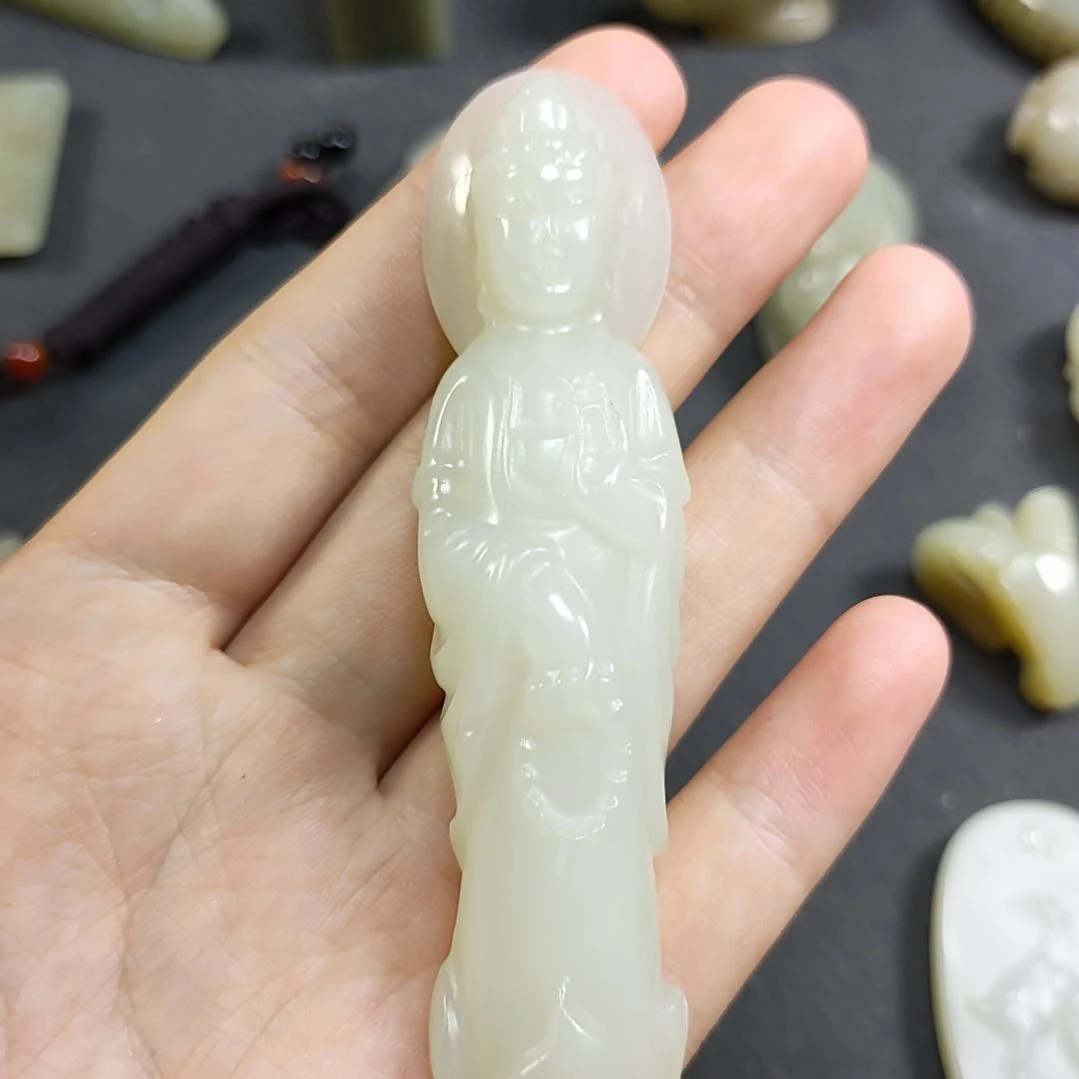 男***人颈饰未镶嵌和田玉