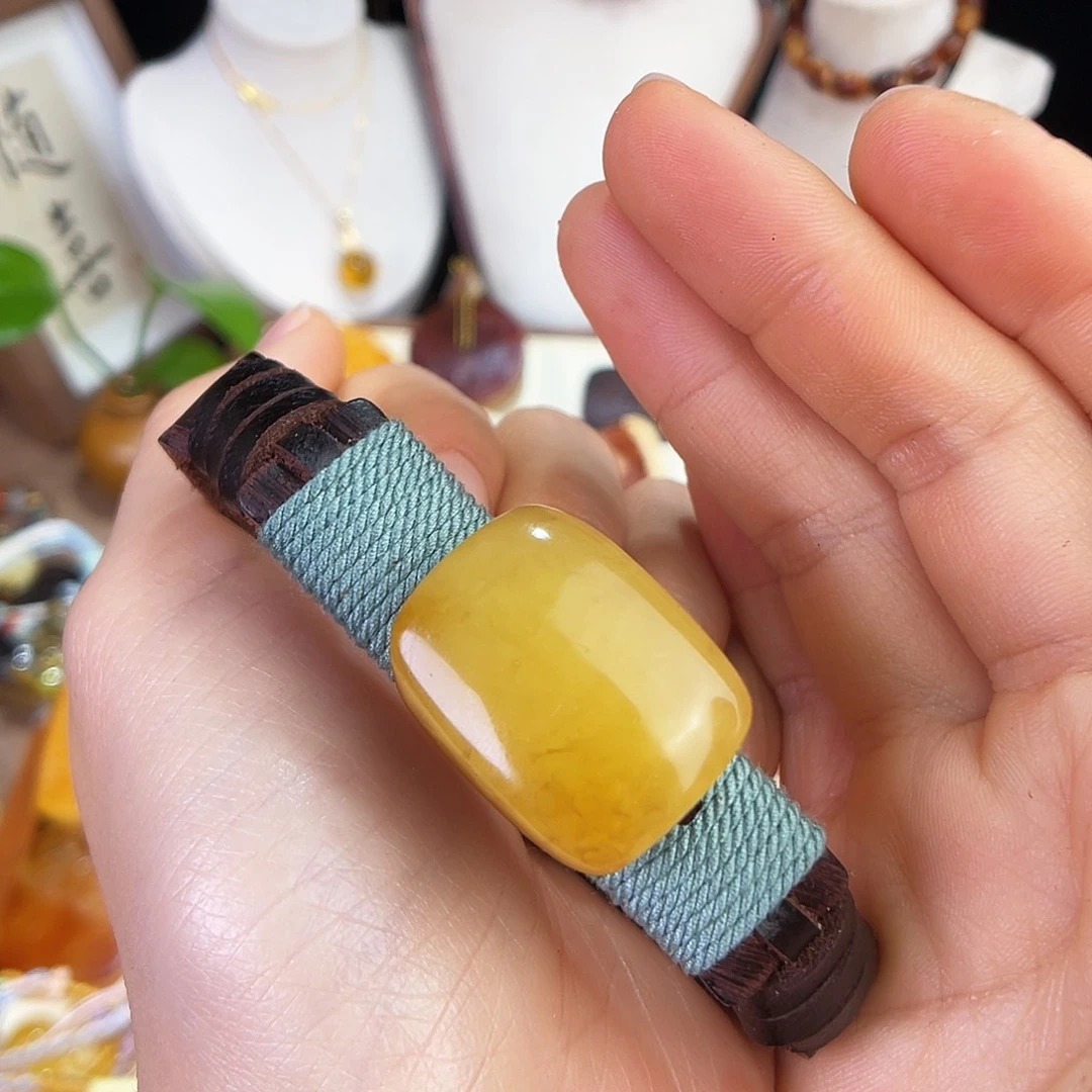 琥珀珠宝奇石未镶嵌。