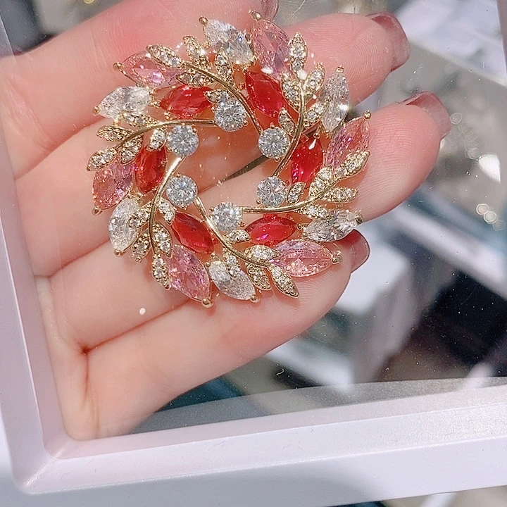 锆石铜合金粉色花环胸针