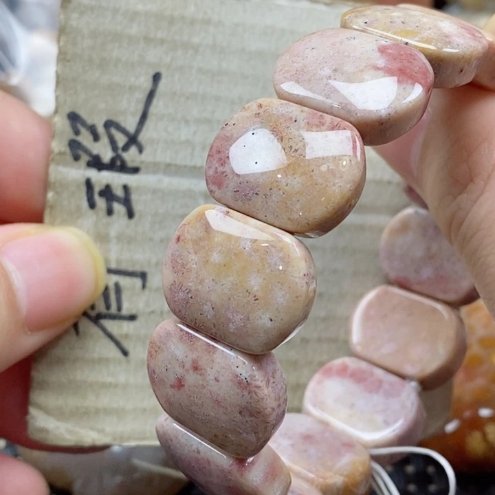 硅化珊瑚（珊瑚玉）颈饰未镶嵌