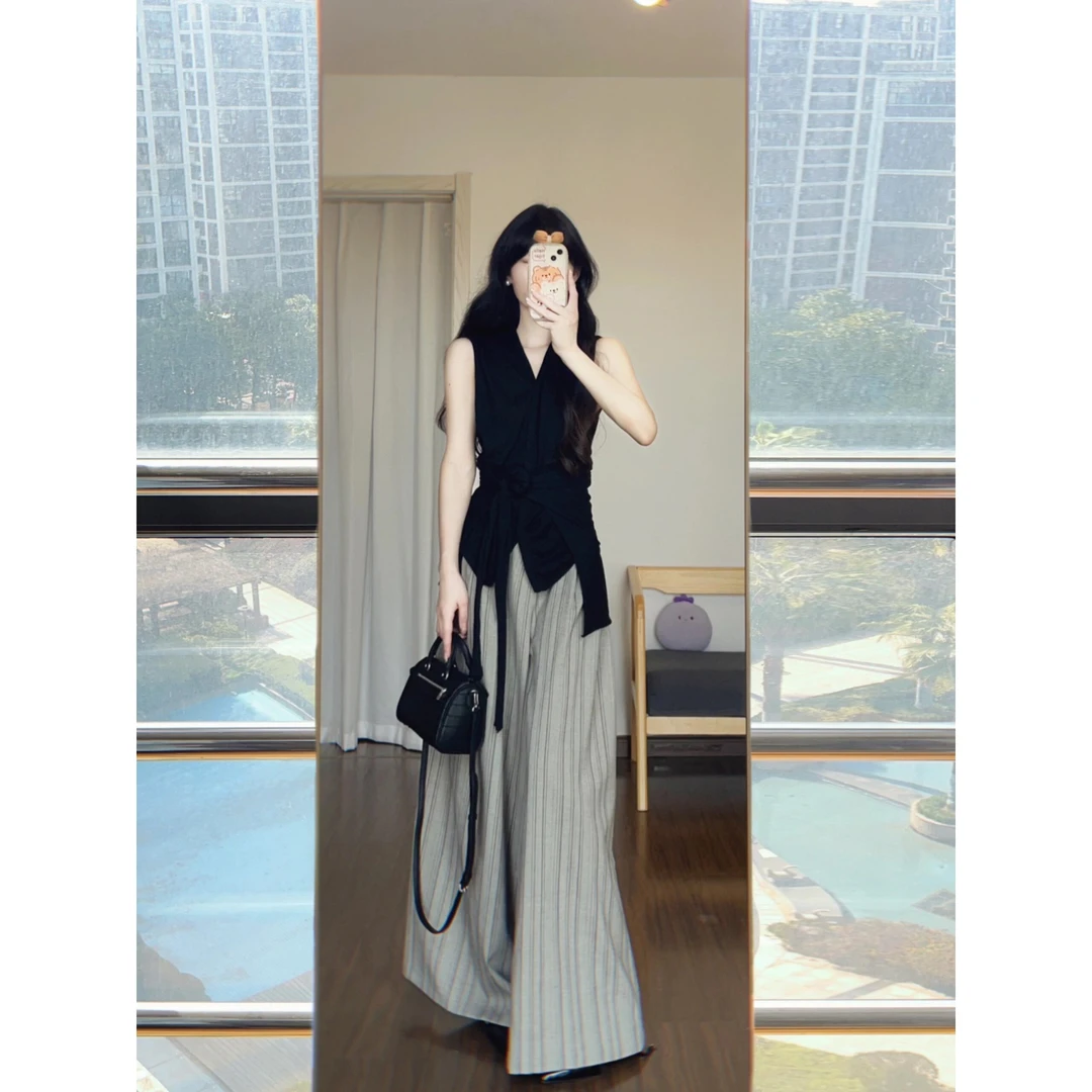 大方得体穿搭设计感黑色绑带掐腰V领上衣女条纹阔腿裤休闲套装