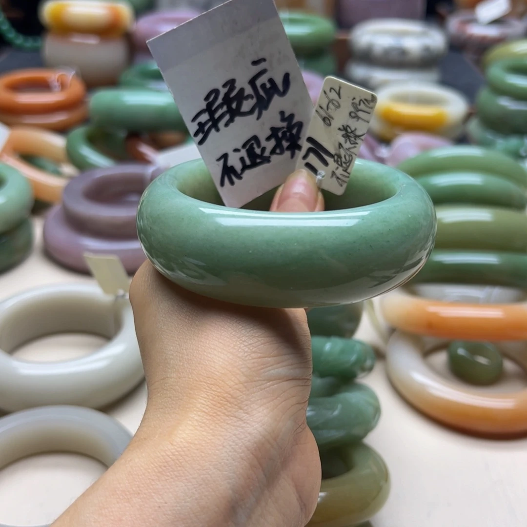 阿***莲石英岩玉未镶嵌手镯