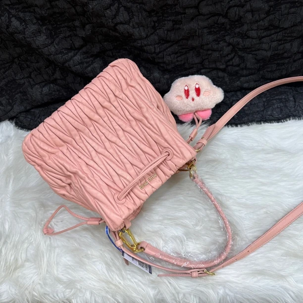 95新 MIU MIU/缪缪 缪缪樱花粉中号褶皱水桶斜挎包
