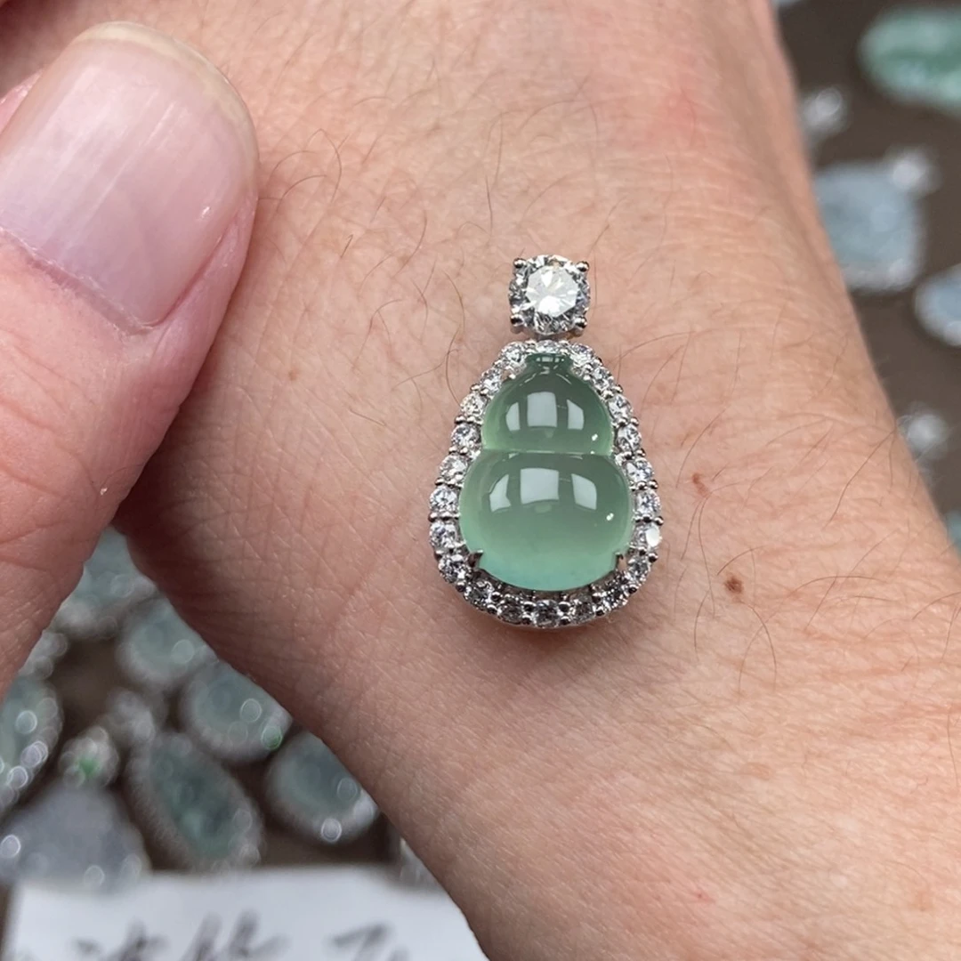 翡翠18K金镶嵌颈饰葫芦