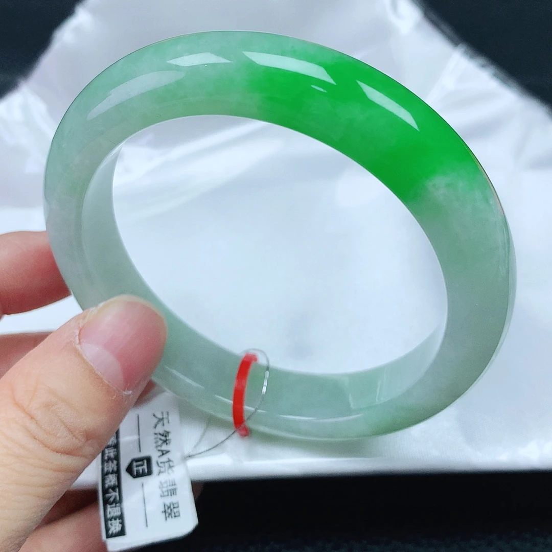 翡翠手镯未镶嵌56圈