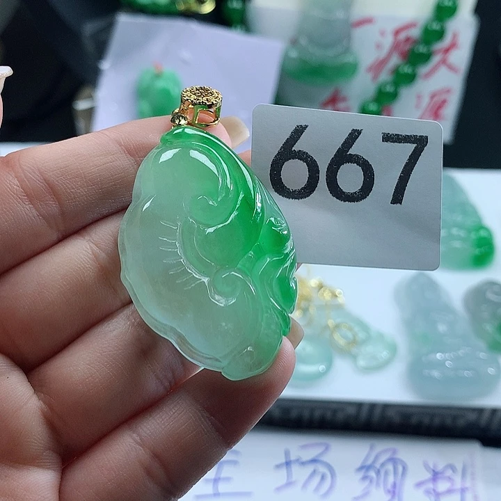 翡翠未镶嵌吊坠(赠链)