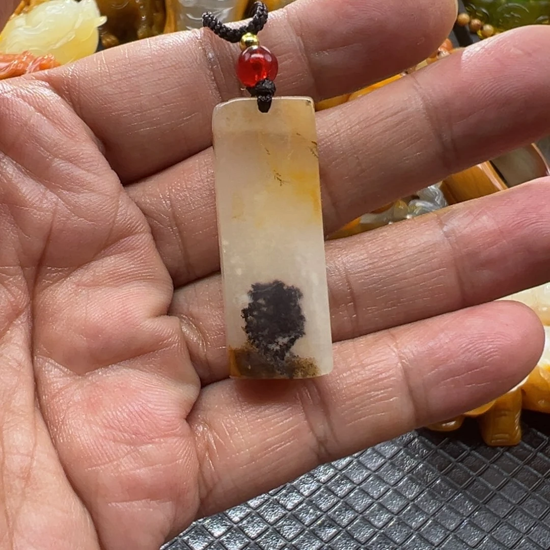 颈饰未镶嵌石英质玉
